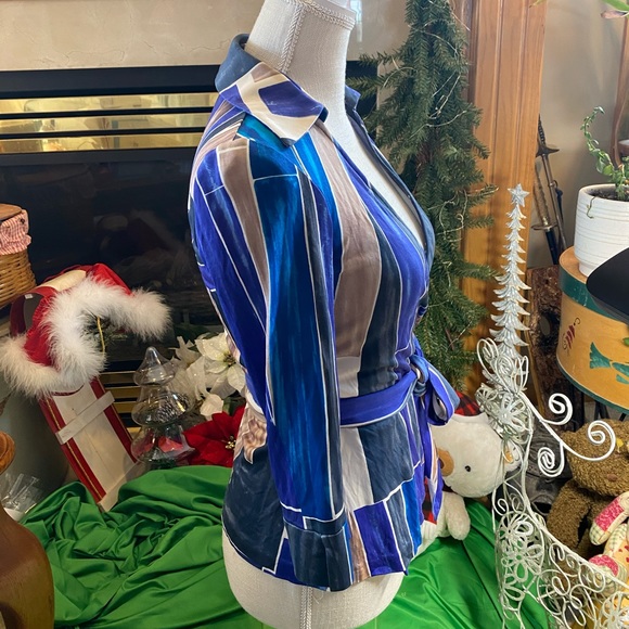 Diane Von Furstenber’s “Jill”in STUNNING Metropolis Print Blouse 💯% SILK💜💙S/M - Picture 9 of 13